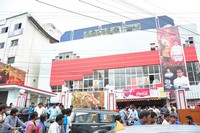 Srimanthudu Benefit Show Hungama at Siva Parvathy Theatre